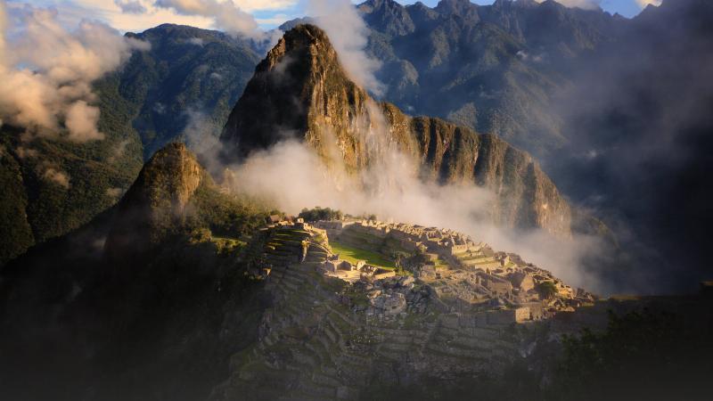 Vue panoramique de l’architecture inca à Machu Picchu, avec des montagnes majestueuses